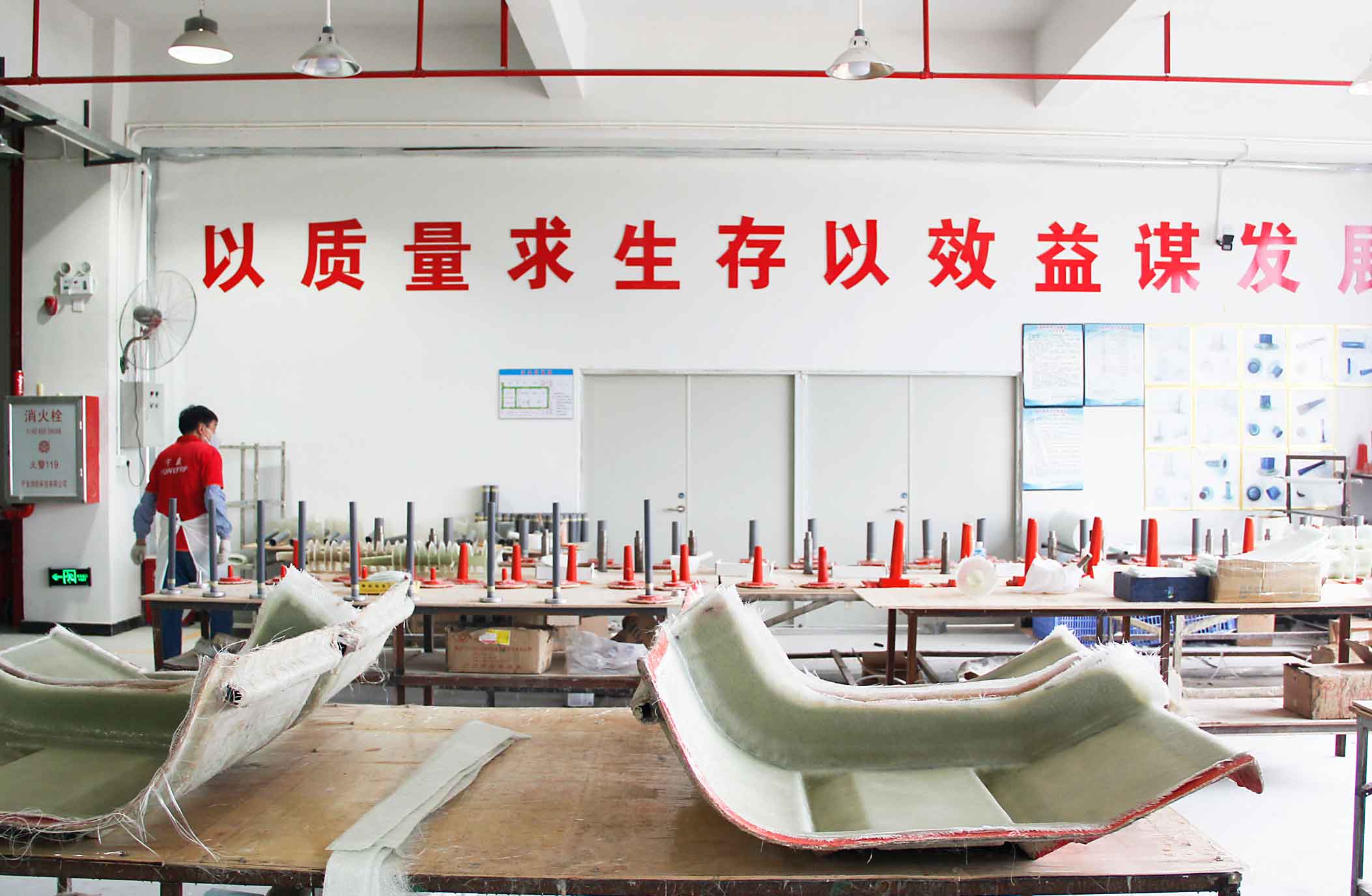 Detrás de la fábrica de Chinor FRP: flujo de trabajo de colocación manual y capacidad de producción personalizada